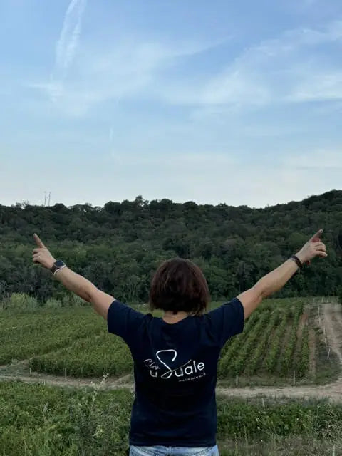 Patricia devant les vignes